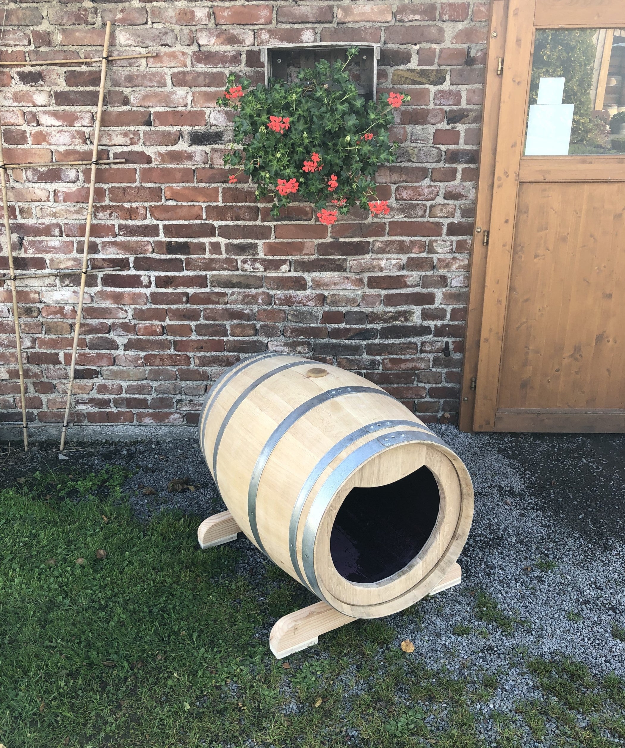 Hundehütte aus gebrauchtem Weinfass