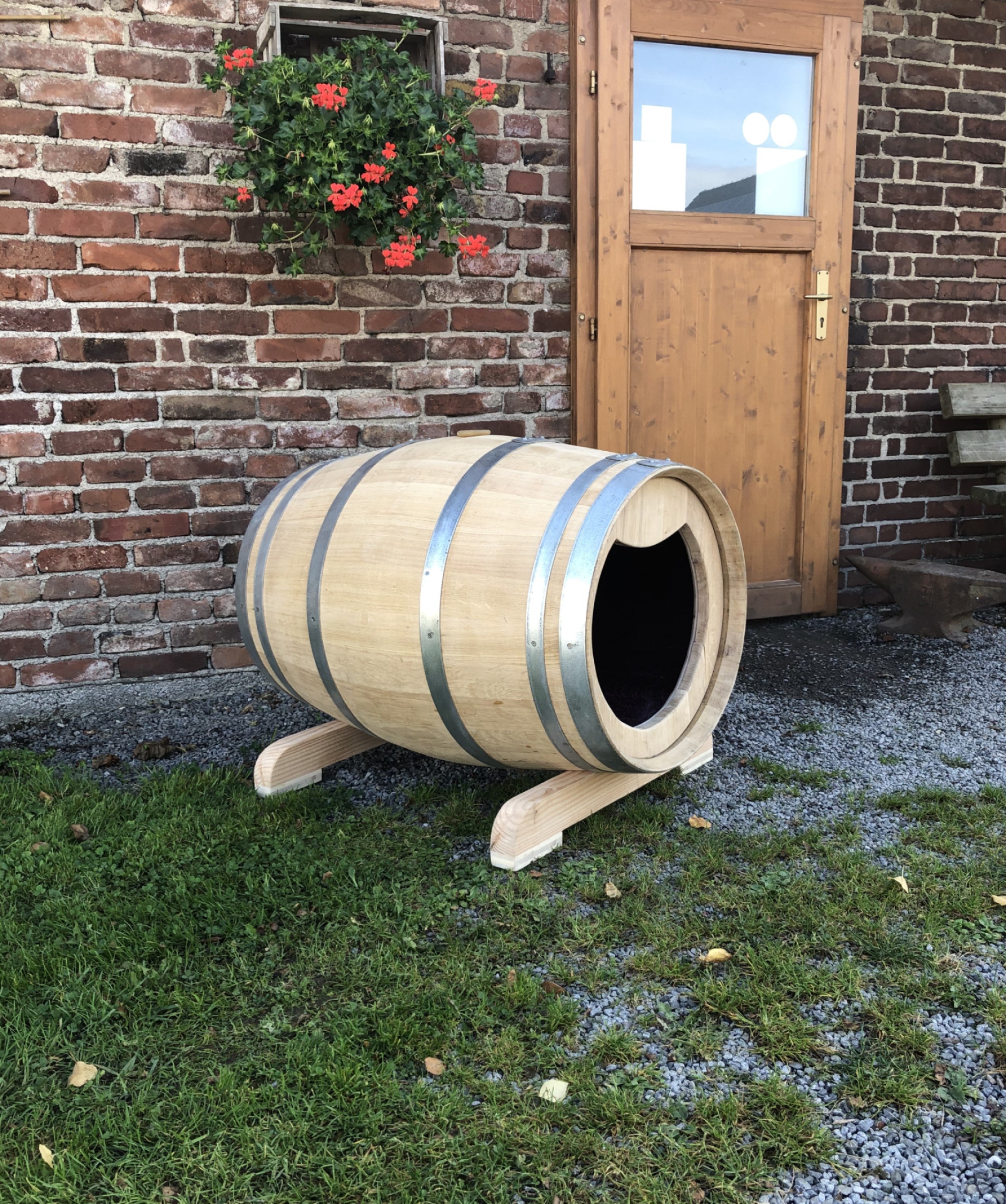 Hundehütte aus gebrauchtem Weinfass