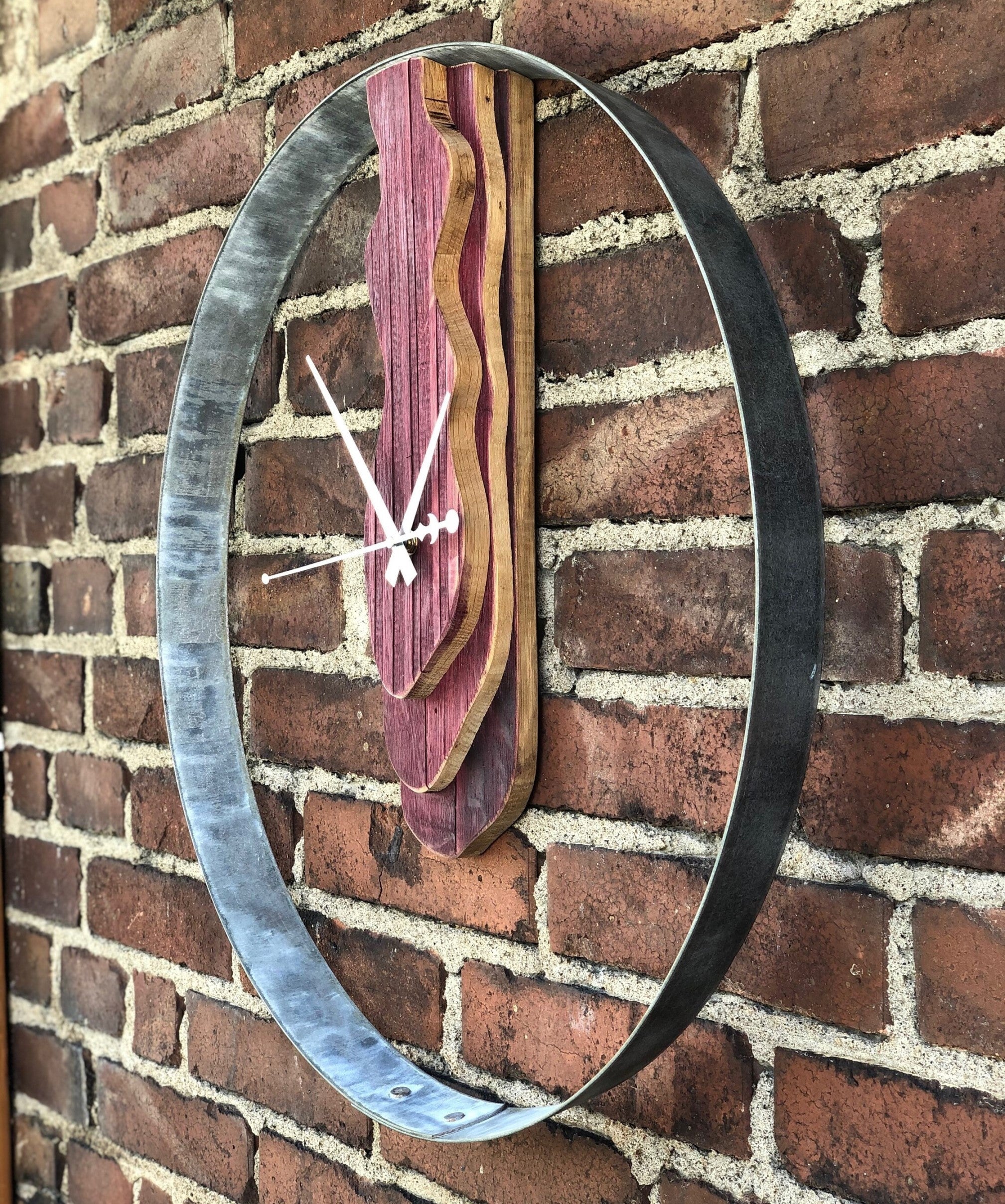 Weinfass Wanduhr aus Fasselementen