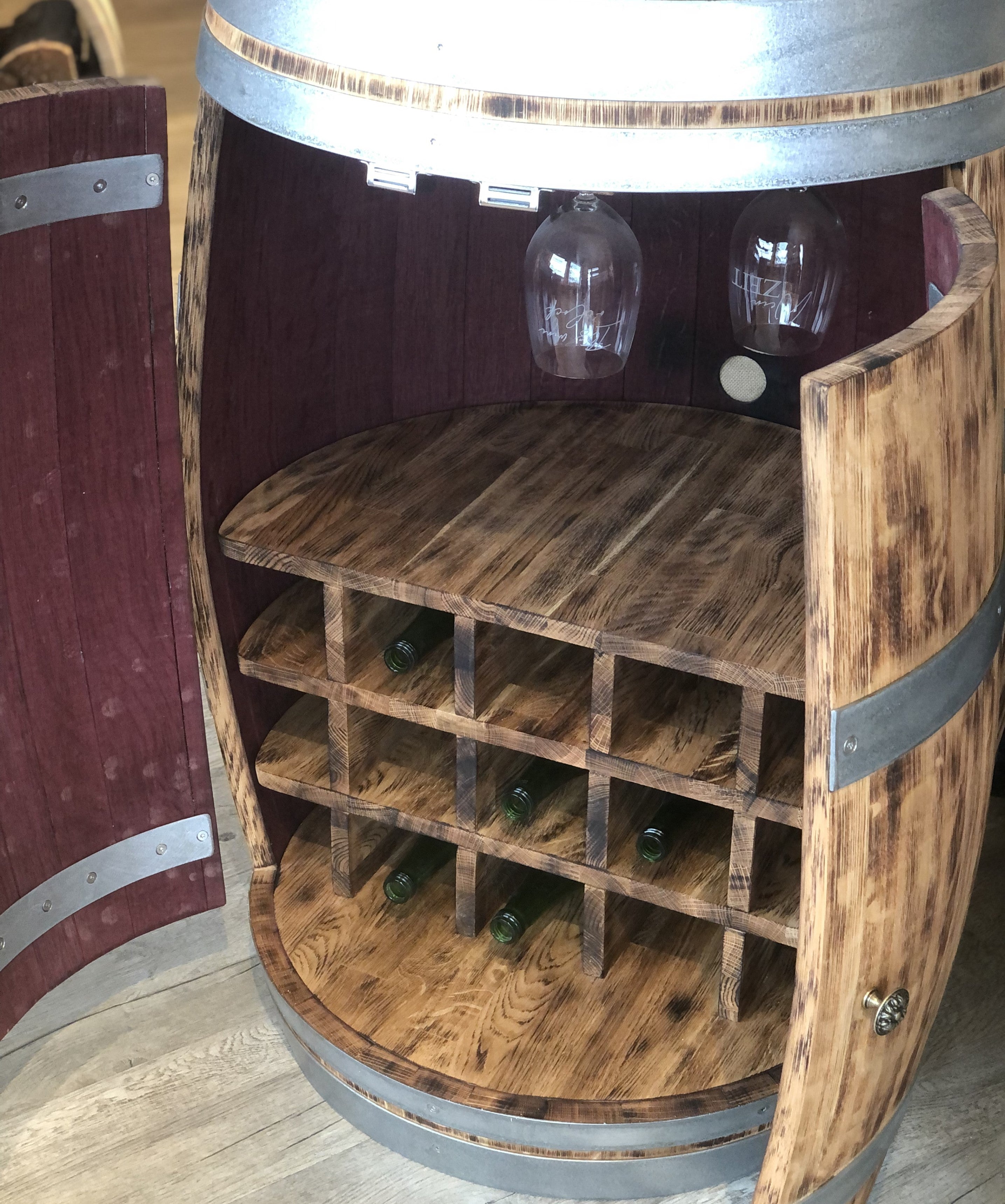 Weinfass Bar mit großen Türen, Flaschenhalter und Einlegeboden, 225L Weinfass