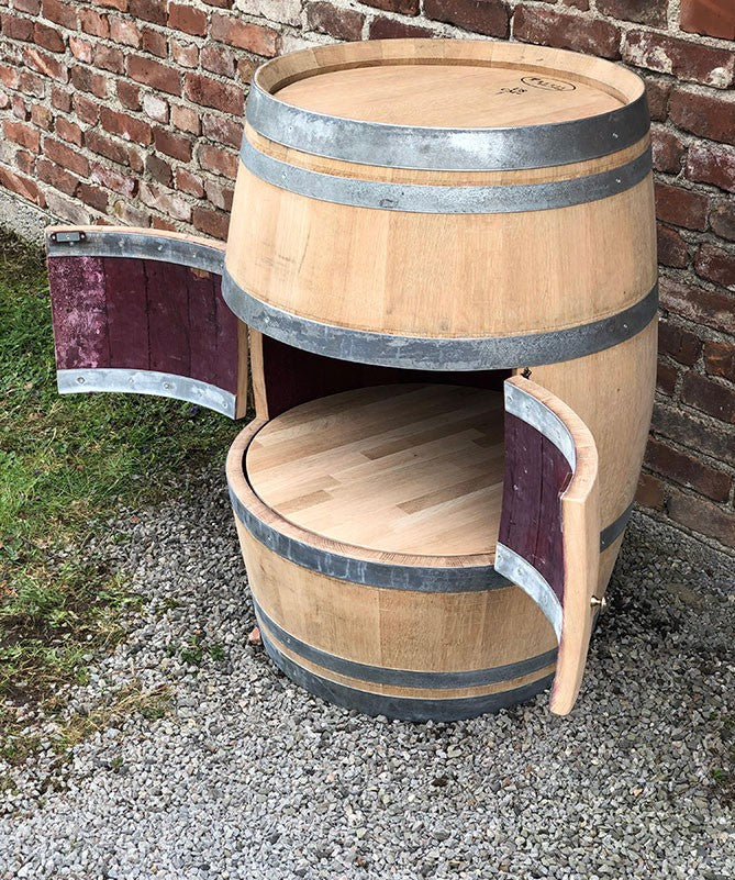 Weinfassbar mit kleinen Türen