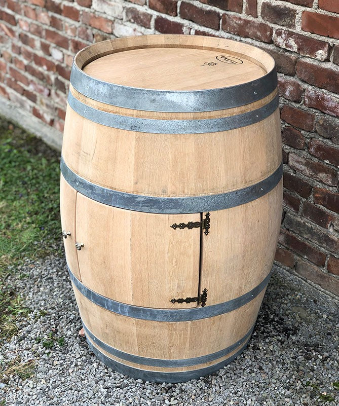 Weinfassbar mit kleinen Türen