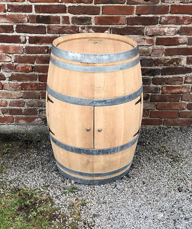 Weinfassbar mit kleinen Türen