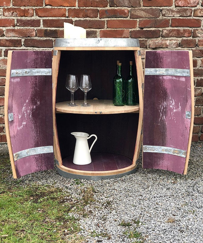 Weinfassbar mit großen Türen