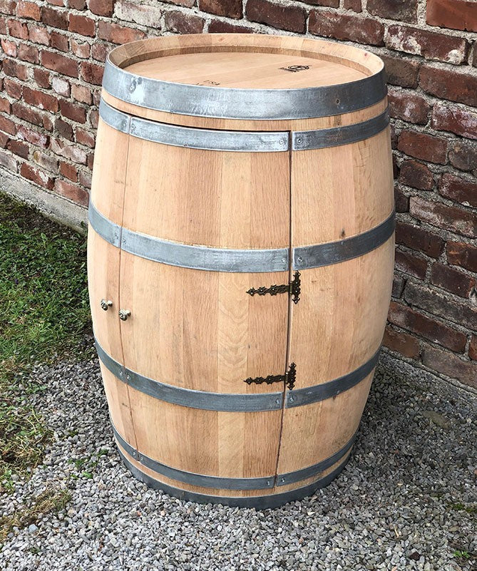 Weinfassbar mit großen Türen