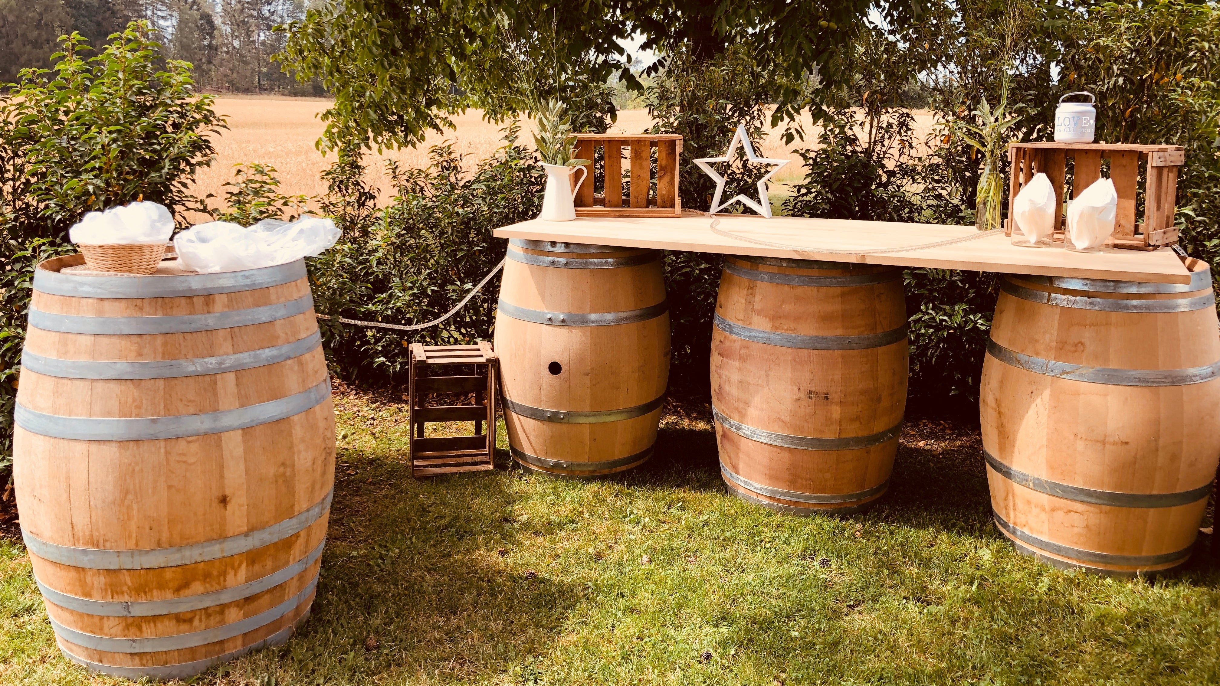 Weinfässer mit Holzplatte als Candy-Bar oder Buffet-Tisch für Hochzeit
