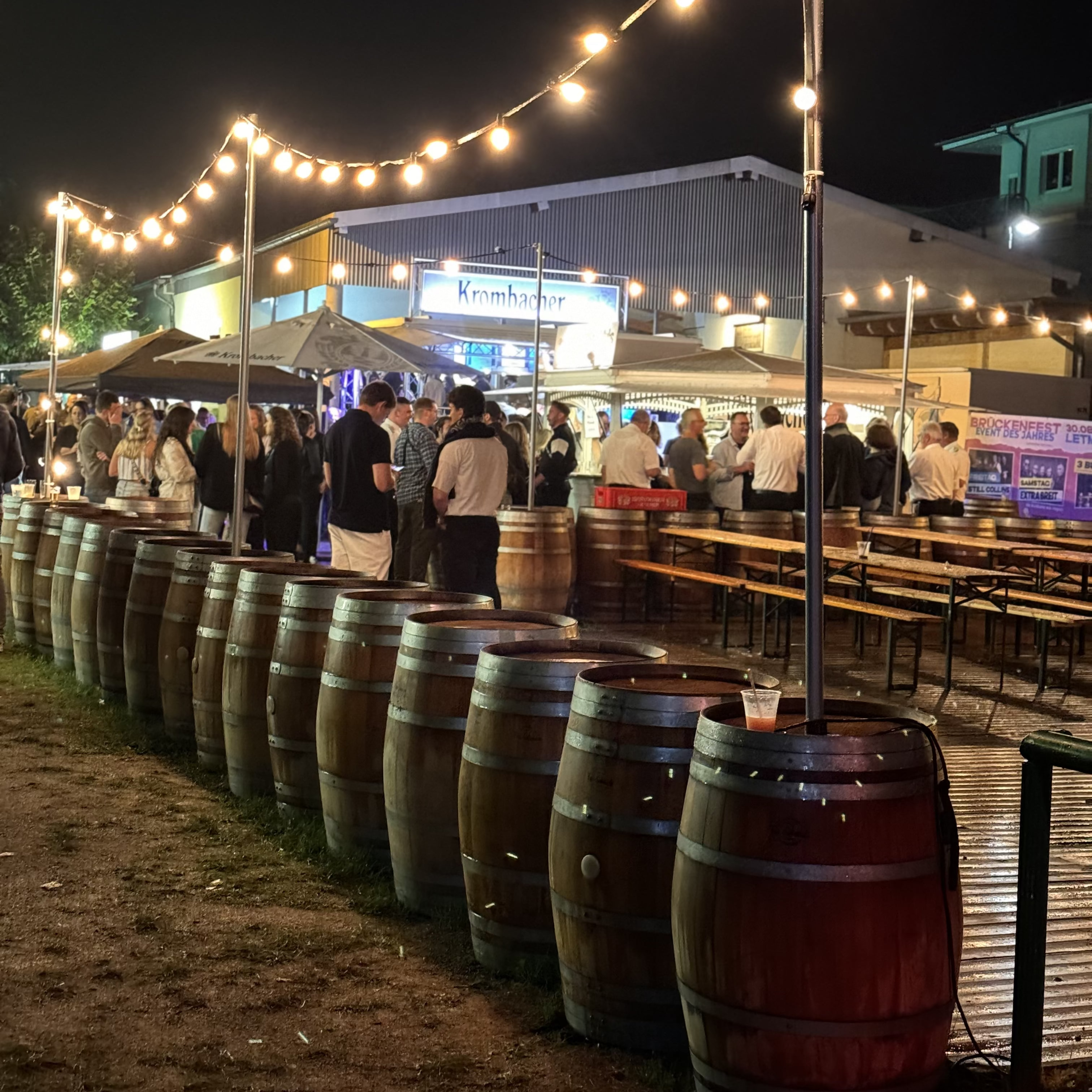Weinfässer als Stehtische bei Schützenfest und Abendveranstaltung