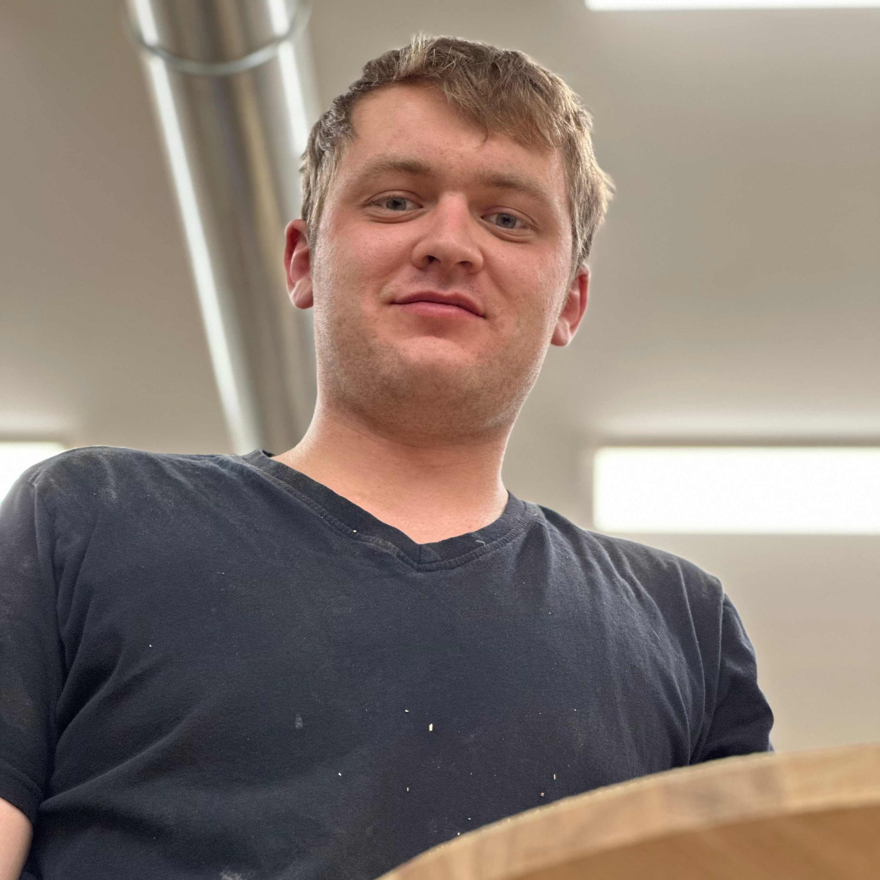 Valentin in der Produktion der Fass-Schmiede