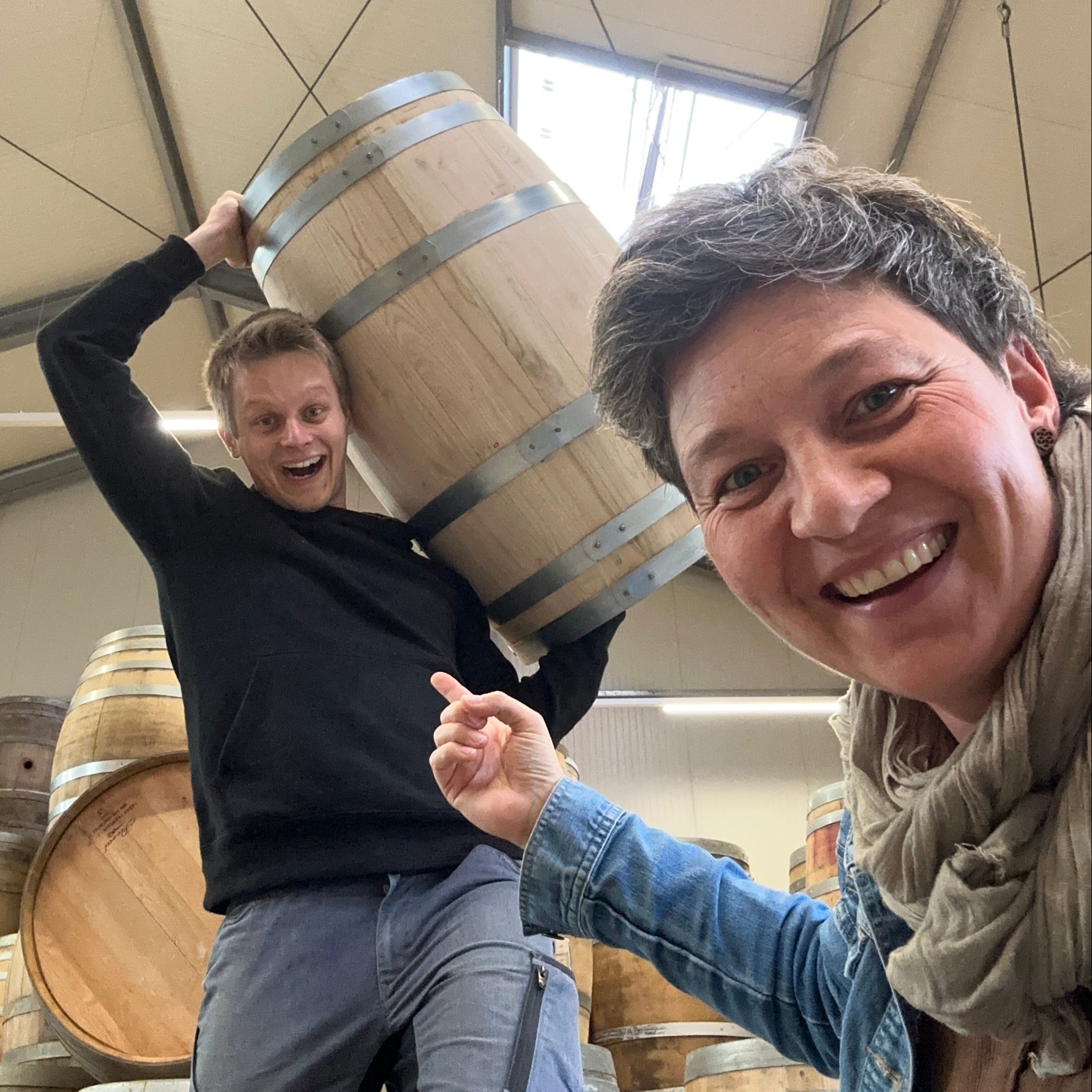 Björn und Jana der Fass-Schmiede in der Werkstatt mit Weinfass