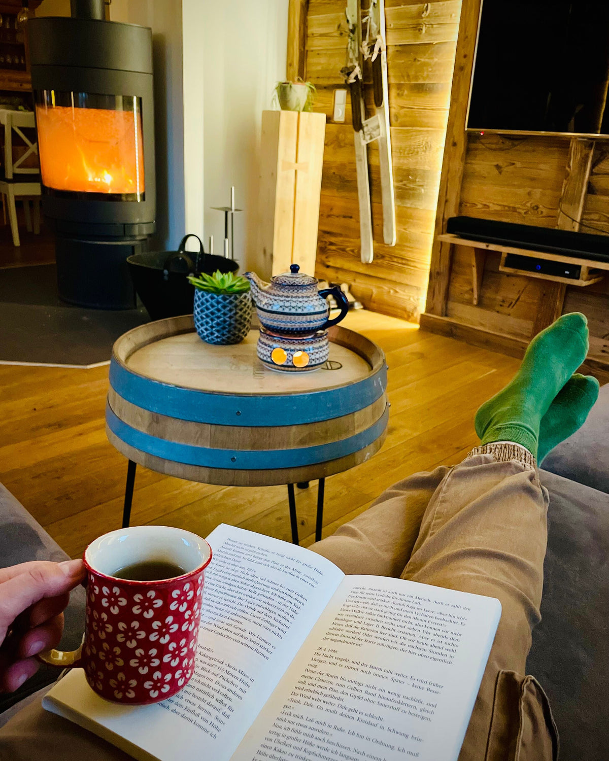 Couchtisch aus einem gebrauchten Eichenweinfass in einem gemütlichen Wohnzimmer
