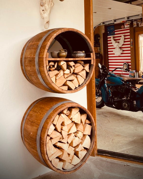 Wandmontierte Holzlager aus gebrauchten Eichenweinfässern mit Brennholz