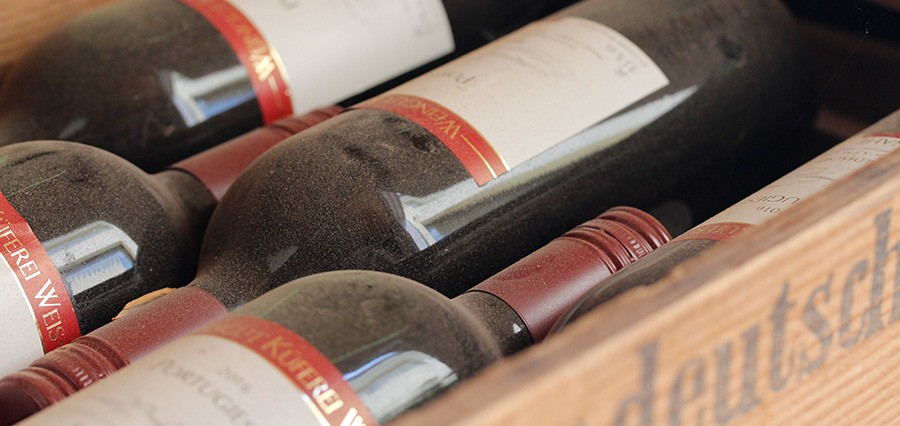 Wie werden Weinfässer bei der Weinherstellung eingesetzt?